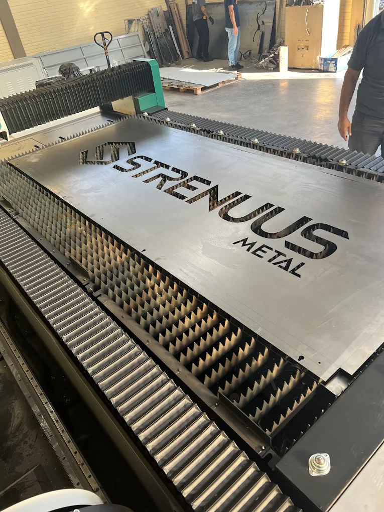 Estrutura industrial da Strenuus com peça produzida em corte a laser